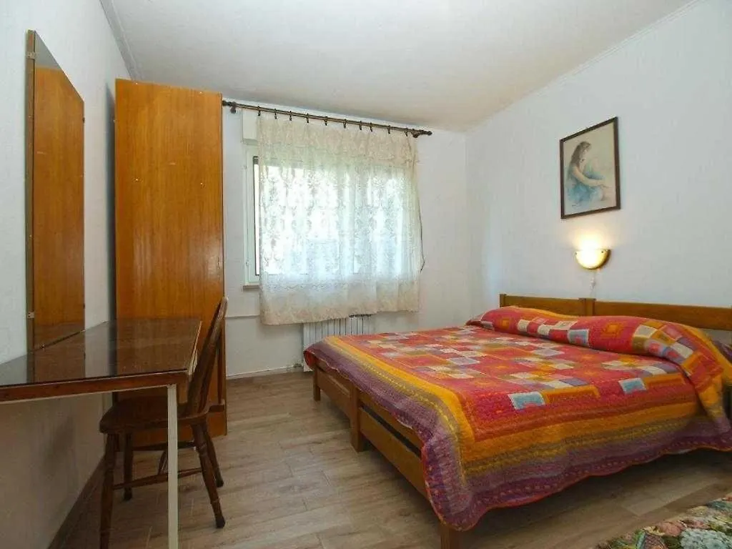 Apartment In Pula With Terrace, Air Conditioning, W-Lan, Washing Machine 633-6 0*,